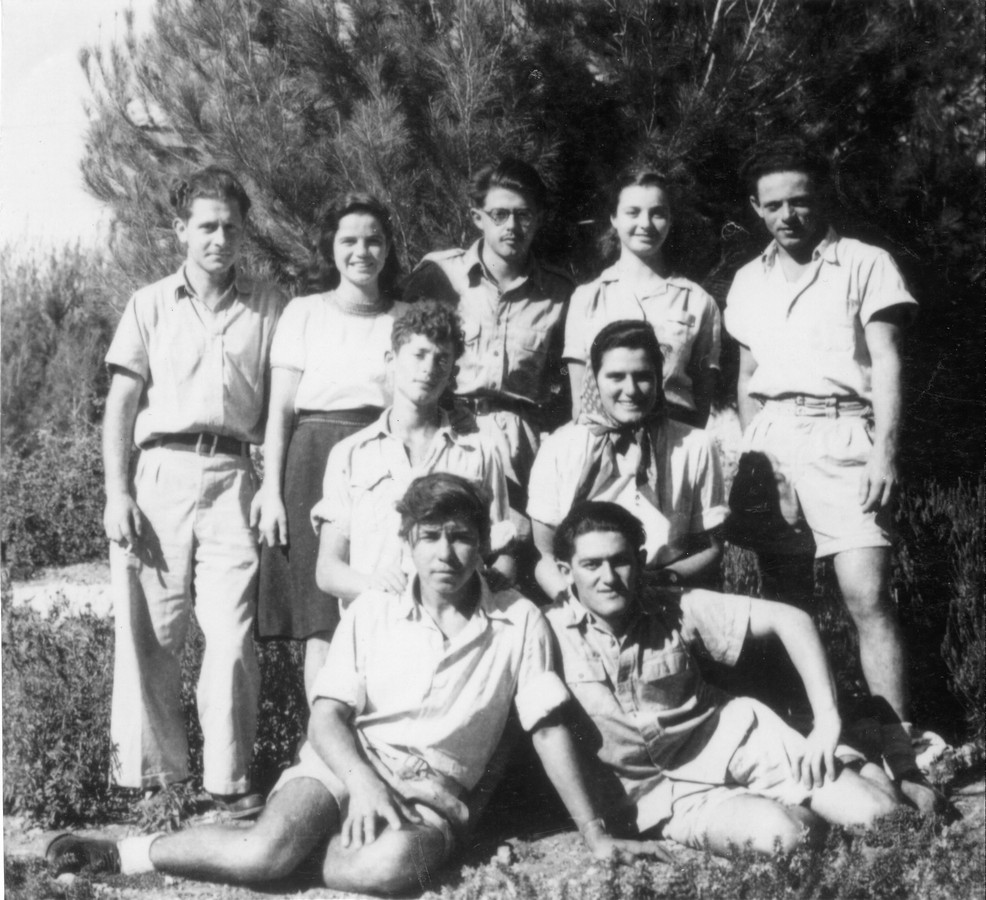 פלוגה ח' תיאור התמונה: מפלוגה לגדוד - מחלקת מעלה-החמישה. מופיעים בתמונה: דב כצמן, מאיר (אירי) הרכבי, רחלה חן, יחזקאל (פוקסי) סטקלוב, תמר גול, עטרה דור-סיני, אלי רומנו, יצחק (מושבניק) קריצ'בסקי תמונה