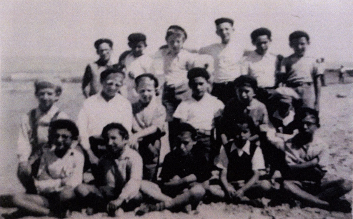אבנר עם חבריו תמונה