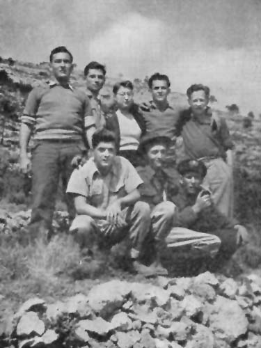 עם חבריו בדרום צרפת, כמדריך גח"ל, לפני שובו ארצה (בין היושבים - הראשון משמאל) תמונה