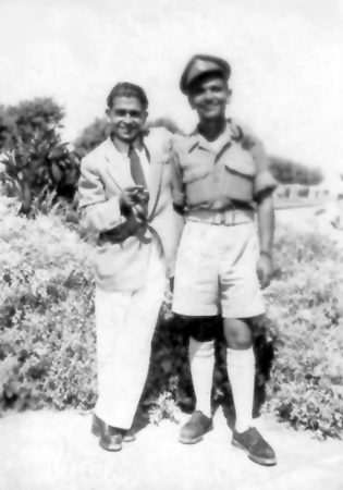 22.9.1945, במדי נוטרים מימין עם אחיו זאב ז"ל תמונה