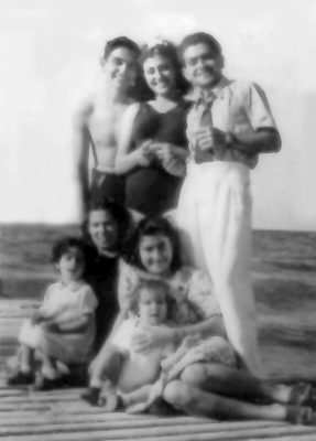 "מזכרת הנצחון" - זאב (אחיו ז"ל), פנינה, דינה, שלומית. אברהם עומד משמאל תמונה