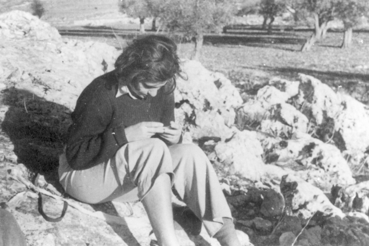 חטיבת יפתח, הגדוד השלישי, הכשרת עין-גב: תיאור התמונה: בקורס סיירים בעין-זיתים. מופיעה בתמונה: לילה יוסף ז"ל - נפלה בהוג' בנגב. תאריך צילום: 1947, נתקבל מ: רחל פלונסקר (ברטר) תמונה