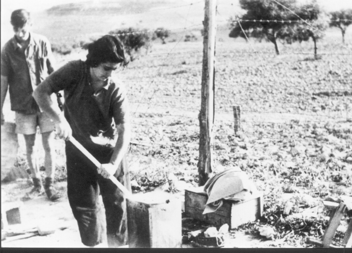חטיבת יפתח,  הגדוד השלישי, הכשרת עין-גב, תיאור התמונה: כביסה בעין-זיתים. מופיעים בתמונה: לילה יוסף ז"ל, הלל (בן) בן-יהודה. תאריך צילום: 6.12.1947, נתקבל מ: תיתי עובד תמונה