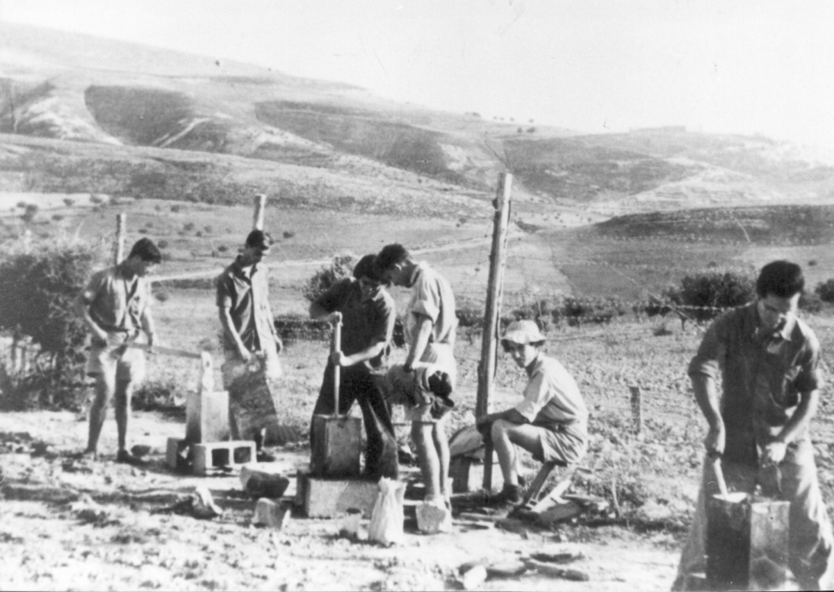 חטיבת יפתח, הגדוד השלישי, הכשרת עין-גב, תיאור התמונה: כביסה קולקטיבית בעין-זיתים, ליד הגדר הדרומית. מופיעים בתמונה: יצחק (שושו) שושני, נח גינות (גרינפלדר), גבריאל (גבי) כהן, לילה יוסף ז"ל, הלל (בן) בן-יהודה, שמעון (סם) פלונסקר. תאריך צילום: 6.12.1947, נתקבל מ: תיתי עובד תמונה
