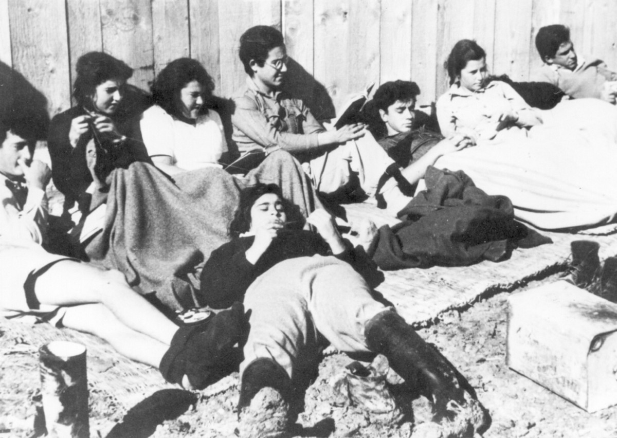 חטיבת יפתח, הגדוד השלישי, הכשרת עין-גב, תיאור התמונה: בקורס סיירים בעין-זיתים. מופיעים בתמונה: יאיר (יא-יא) דובינא, שושנה (שוש) גרינברג (וינוגרד), יחזקאל פרידקובסקי, יצחק (שושו) שושני, לילה יוסף ז"ל, דינה גרטל, יעל דגני (יפה), דוד (מלי) כרמלי. תאריך צילום: 12.1947, נתקבל מ: תיתי עובד תמונה