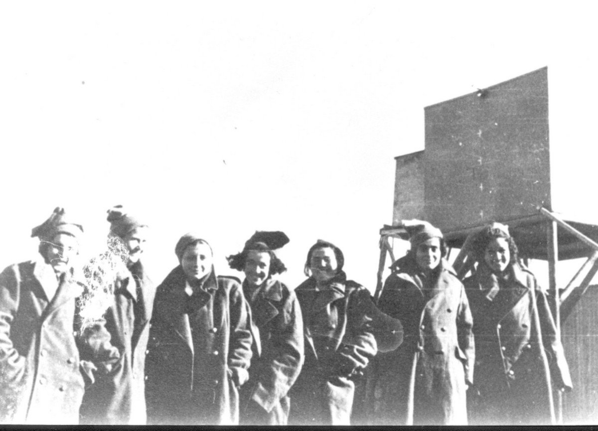 חטיבת יפתח, הגדוד השלישי, הכשרת עין-גב, תיאור התמונה: ה"שינלים" הגיעו לעין-זיתים, מופיעים בתמונה: תמר באומגרט ז"ל, לילה יוסף ז"ל, דינה גרטל, אסתר ליפשיץ (נשרי), חנה ארגוב (קרוק), שושנה (שוש) גרינברג (וינוגרד), יעל דגני (יפה). תאריך צילום: 6.1948, נתקבל מ: תיתי עובד תמונה