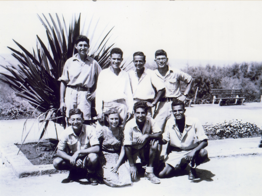רפאל עם חבריו להכשרה בחופשה בתל אביב תמונה