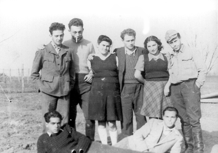 1947 - דב שלישי מימין תמונה
