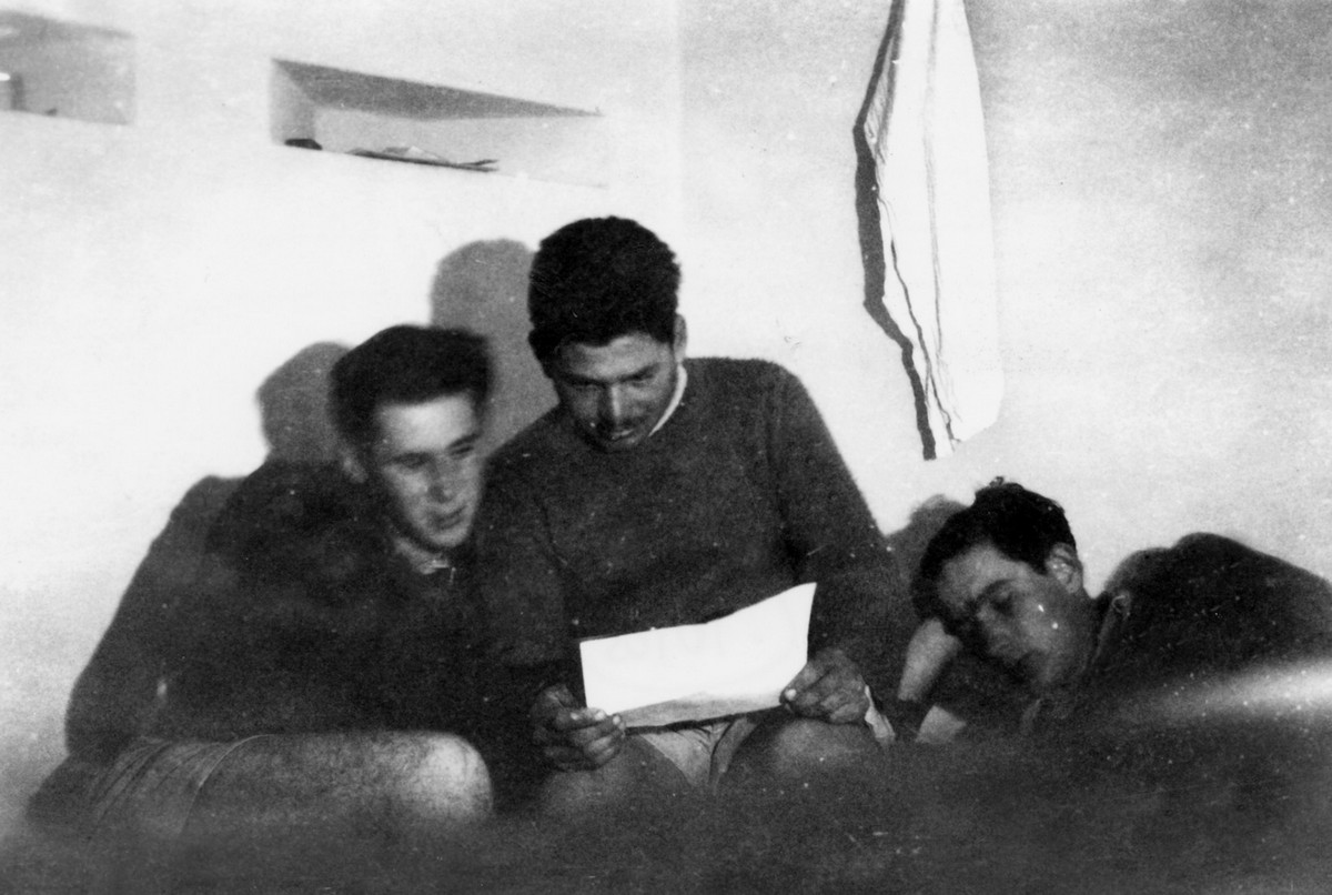 המחלקה הדתית ביריה 1942-1947, תיאור התמונה: שגרת חיים במצודה - מכתב מגיע מהבית.. מופיעים בתמונה: עקיבא כהן, עמוס צורף, תאריך צילום:1946 נתקבל מ: יהודה ניצן : ת"א תמונה