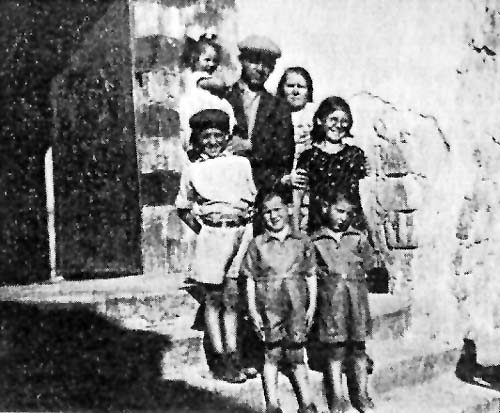 משפחת לבנון ליד מערת המכפלה. בשורה האחרונה יעקב (מימין) ומשה (משמאל) תמונה