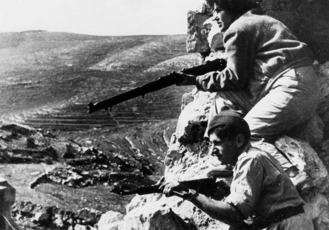 חטיבת הראל הגדוד הרביעי הפורצים, תיאור התמונה: כיבוש הקסטל - לאחר הכיבוש, מופיעים בתמונה: חווה לויצקי ז"ל – נהרגה בהתקפה על החסימה ברפיח-אל-עריש במבצע חורב, קובה, תאריך צילום: 1948, נתקבל מ: יהודה אילן : ירושלים תמונה