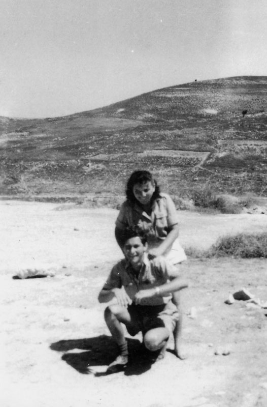 חטיבת הראל - הגדוד הרביעי הפורצים, תיאור התמונה: במורדות הרי ירושלים, מופיעים בתמונה: יואב מללי, חוה לויצקי (חובשת, נפלה בצומת רפיח), נתקבל מ: יואב מללי תמונה