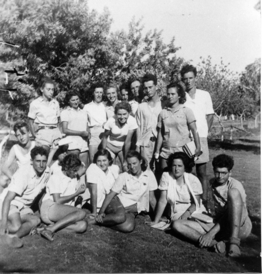 חטיבת יפתח, הגדוד הראשון,פלוגה ד, הכשרת מעוז 1949-1946, תיאור התמונה: ההכשרה בקיבוץ יגור לפני המעבר לקיבוץ מעוז-חיים. מופיעים בתמונה: עומדים מימין: יהודה שקדי, עתידה (גרוס) עילם, נחום אפרתי, רות רענן, עליזה (נויפלד) רביב, הדסה למפל ז"ל, ליה טהון, כרמלה נוטמן. יושבים: גד (שטייסני) יגיל, נעמי סכנובסקי, ורדה שילק, שולה כרמי, רותי (לבנונית), דוד סדרנסקי, שלום זהבי, פישקה , יוחנן פוגל תמונה