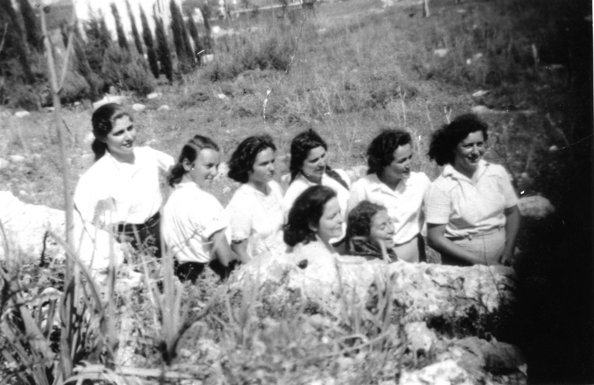 חטיבת יפתח, הגדוד הראשון, פלוגה ד - הכשרת מעוז 1949-1946, תיאור התמונה: הכשרת יגור (פל-ים) לפני ההליכה למעוז, הבנות היגוריות. מופיעים בתמונה: עליזה (נויפלד) רביב, הדסה (מונטג) זוסמן, הדסה למפל ז"ל, עתידה (גרוס) עילם, ורדה שולק, רחילקה (ספיר) שיינמן, עדינה (פטרזיל) שורצמן, נעמי. תאריך צילום: 1946, נתקבל מ: עתידה עילם תמונה