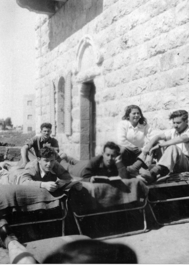חטיבת הראל, הגדוד השישי - מלווי השיירות ''הפורמנים'', תיאור התמונה: בכניסה לבית המוכתר ברוממה, מופיעים בתמונה: דבלה גרטבול, הדסה למפל ז"ל, פוקסי, יונתן גלעדי (יויו), יהושוע לש, תאריך צילום: 1948 נתקבל מ: תמר האפט תמונה