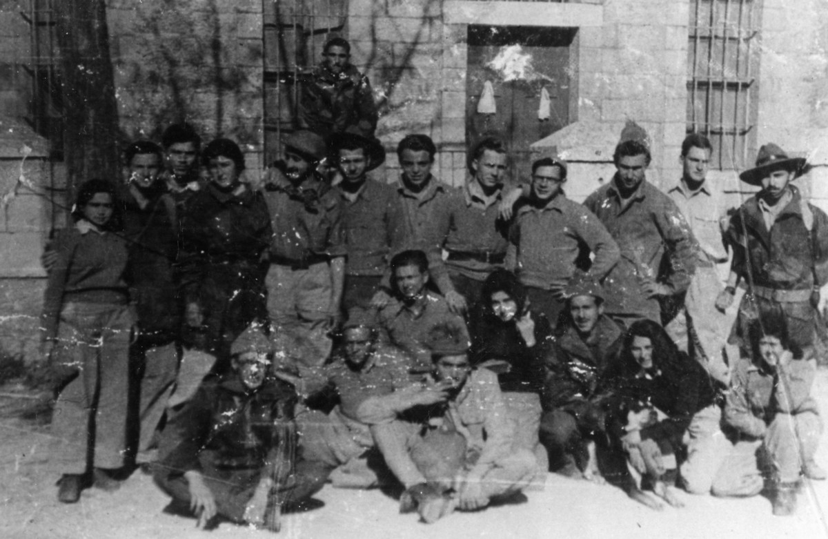 חטיבת הראל, הגדוד השישי, מלווי השיירות ''הפורמנים'', תיאור התמונה: במחנה שנלר, מופיעים בתמונה: עומדים מימין: דבה'לה גרטבול, בנימין הרמן, פרץ ויסוקי (רם), זלמן גורין, יענק'לה ליכטנשטיין ז"ל (נפל באוגוסטה ויקטוריה), הדסה אביגדורי, אהרון כהן, יהושע לש, דרורה פרגו, אריה ביסטריצר (בחלון). יושבים: מזל עוזרי, הדסה למפל ז"ל, נחמיה כהן ז"ל (נפל ברדאר), שוש וינקלר, שמעון הלבר (צ'יטה), אלי ליכטנשטיין ז"ל (נפל במלחמת ששת הימים), ורדה פישר, גבריאל שפטר ז"ל (נפל בגבעת הרדאר) תמונה