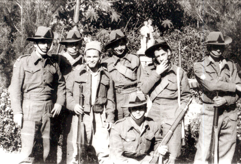 בקורס מפקדים בג'וערה. שמחה בכובע גרב. תמונה