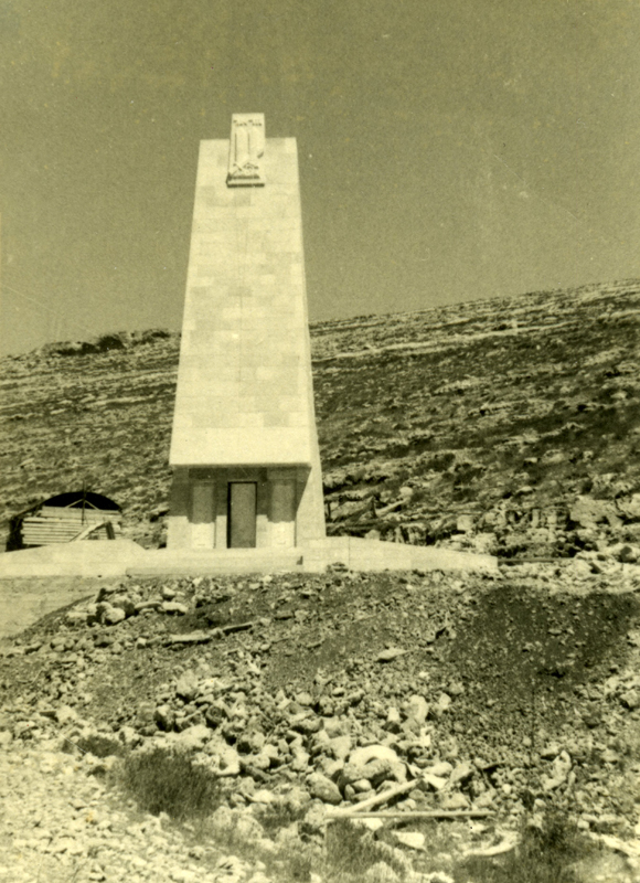 האנדרטה בבית העלמין בקריית ענבים תמונה