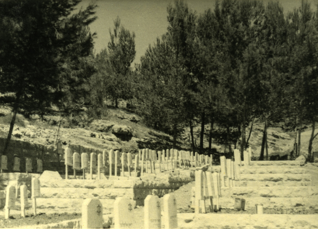 מבט על חלקת הקברים בבית העלמין של קריית ענבים תמונה