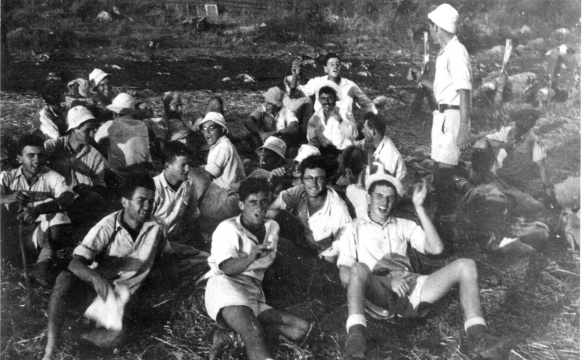 פלוגה ו', תיאור התמונה: מחלקת כפר גלעדי 1942, "המסייעת" - המסע לגליל המערבי, מופיעים בתמונה: קיצוני משמאל: אליהו הרשקוביץ ז"ל, יושב במרכז יהודה בר-הלוי. נתקבל מ: שמואל אלוני :חדרה תמונה