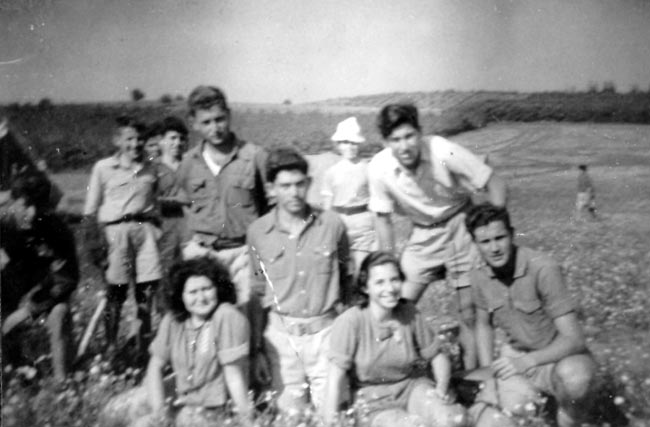 אריק מימין עם חברתו - שרה משמאלו תמונה