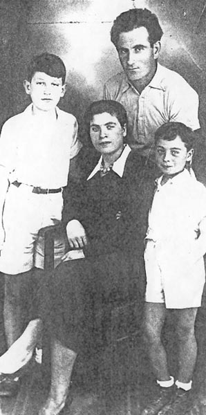 האב האם והאחות תמונה
