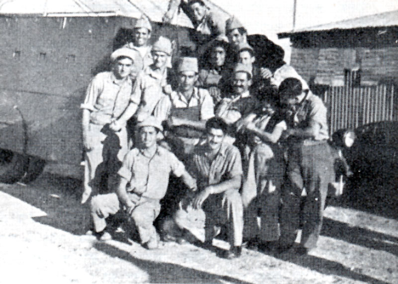 בימי חולדה, על יד המשוריין. יוסף במרכז החבורה תמונה