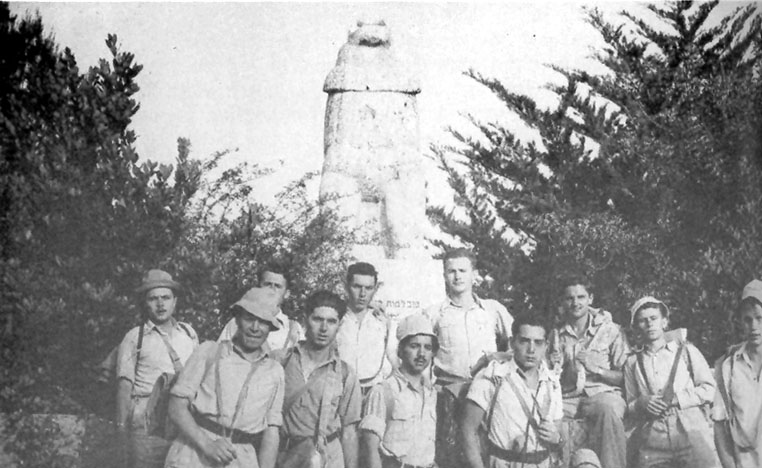 אריה (שלישי משמאל) בעליה מחיפה לתל חי, 1946 תמונה