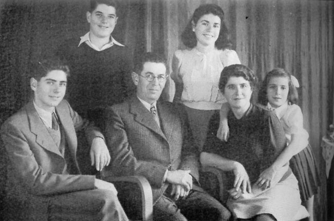 משפחת ישראלית, 1944 תמונה