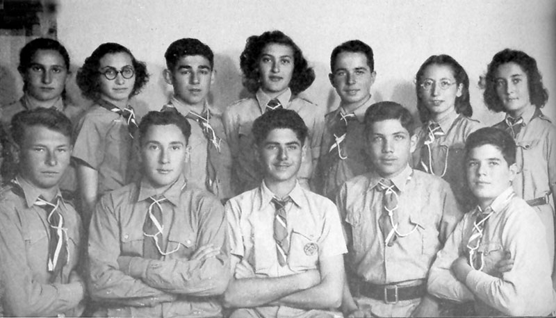 חנוכה תש"ג - 1943. קבצת הסמלים של "המכבי הצעיר" בפ"ת. אריה - במרכז, יעקב - ראשון מימין תמונה