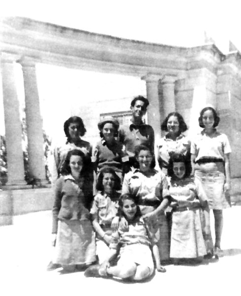 אלדד עם חניכותיו, 1945 תמונה