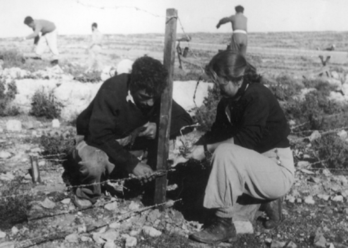 קיבוץ השומר הצעיר רבדים. מופיעים בתמונה: נעמי דרוזדיק ז"ל ( נהרגה בגוש עציון מפגיעת מדחף של מטוס), אליהו (אליקים). תאריך צילום: 1947. נתקבל מ: גדעון שניר תמונה