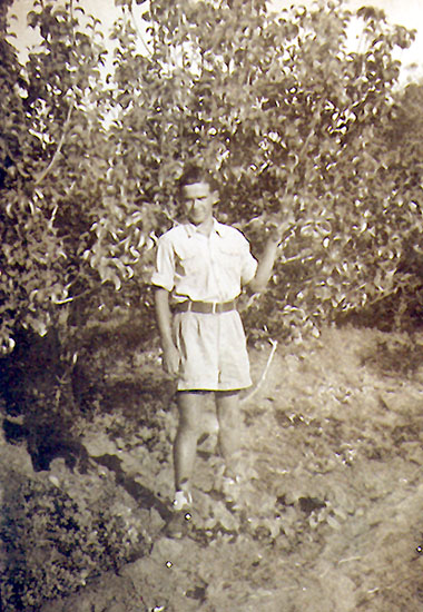 יהושע ליד עצי הפרי, 1944 תמונה