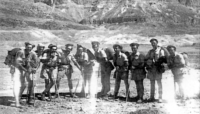 כיתת הסיירים של פלוגה ב' במסע בנגב (יצחק - חמישי מימין ועודד חברו - שני משמאל) תמונה