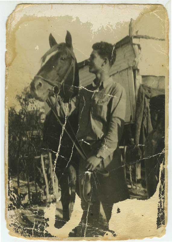 ראובן עם הסוס פברואר 1947 תמונה