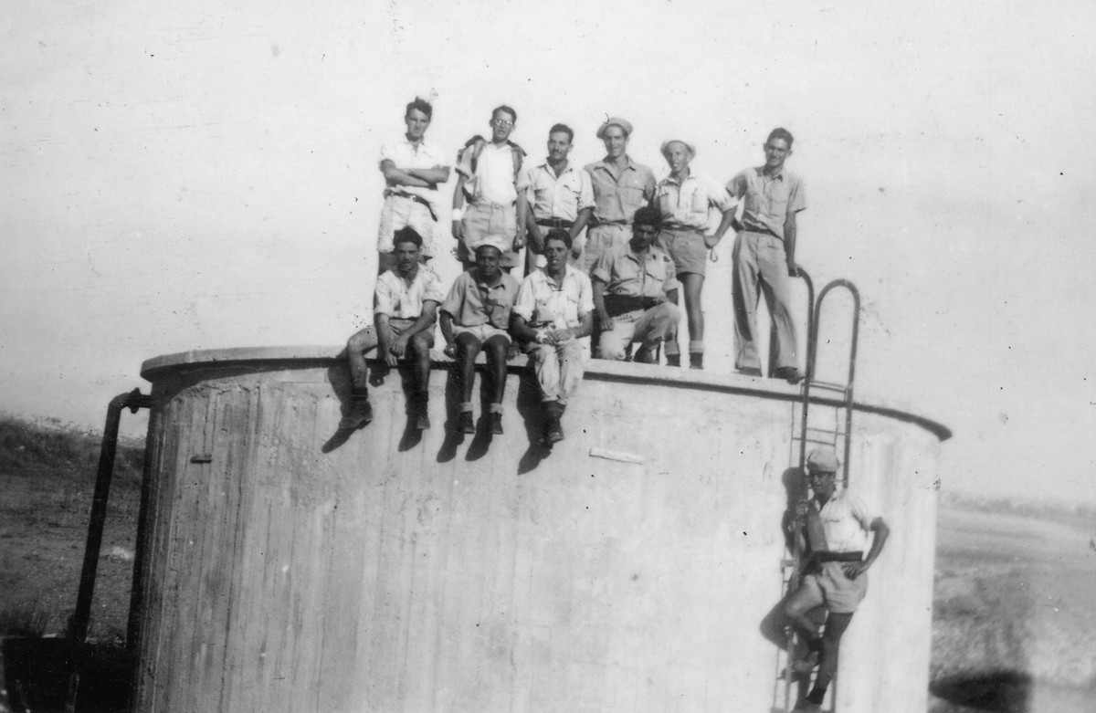 פלוגה ח', תיאור התמונה: מחלקת רמת-רחל. מופיעים בתמונה: שלמה בונפיל, יוסף (קיצי) שטרן, אברהם פרלברג, יצחק כהן, ירוחם, יוסף (יוסקה) קדם, יצחק זבולוני, ילו, דן כהן (מ"מ), יוסף (הרומני), יוסף (התורכי) בן-מימון. תאריך צילום: 1947. נתקבל מ: איסר חלמיש תמונה