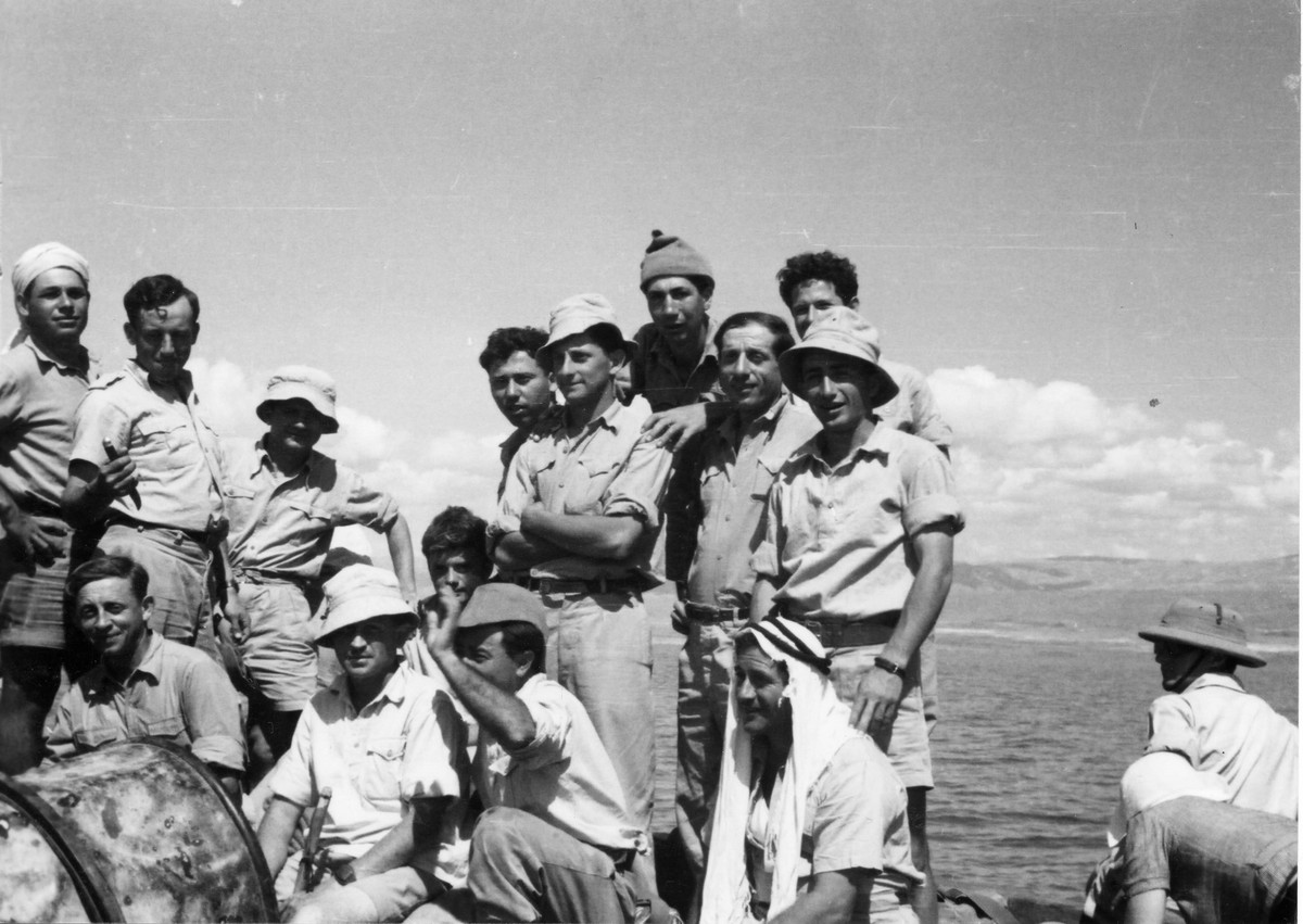 פלוגה א', חוזרים מהמסע הגדול דרך ים המלח. מופיעים בתמונה: מוקה, עוזי נרקיס, קותי, יהושע ליפסקי, סמק, עובד מיכאלי, דויד גורפינקל, חיים חרודי, חיים פרפל, אברהם בוגרשבסקי, אליק גרונדמן, תאריך צילום: 1943, נתקבל מ: זבק, רשפים תמונה