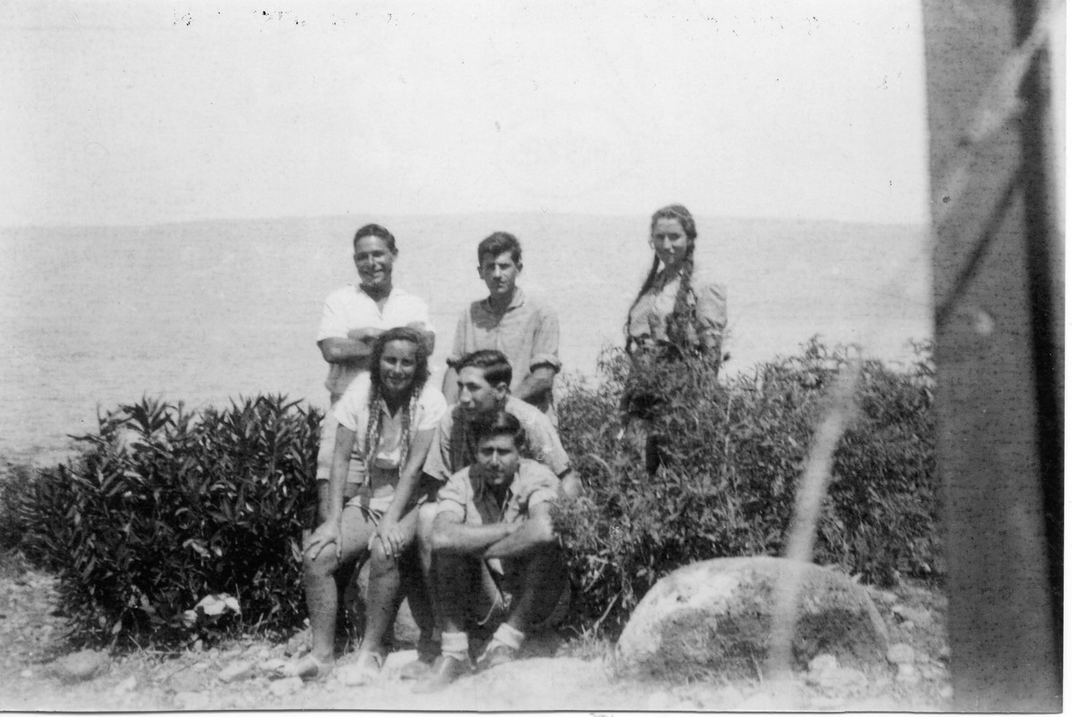 פלוגה א' ,תיאור התמונה: מחלקת אשדות יעקב. מופיעים, בני תל-יוסף. מופיעים בתמונה: פועה, זרובבל הורביץ, חיים חרודי, יהושע ליפסקי, איציק, תאריך צילום: 1942 תמונה