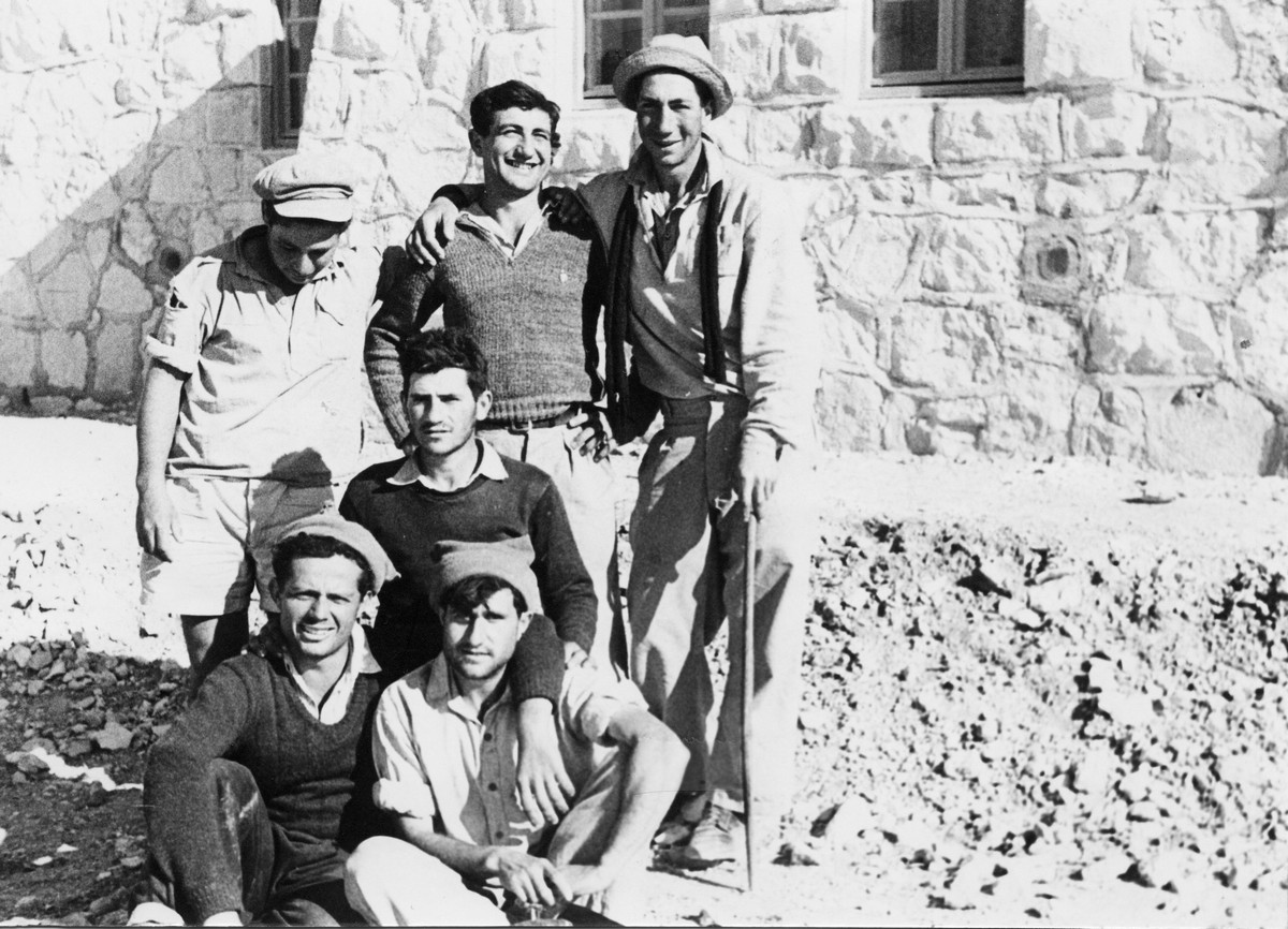 פלוגה א', תיאור התמונה: המסע למדבר יהודה, בני תל יוסף, מופיעים בתמונה: שורה עליונה - יהושוע ליפסקי, עקיבא, חיים חרודי. במרכז - זרובבל הורביץ. יושבים: איציק פרידמן, גדעון כנעני. תאריך צילום: 1944, נתקבל מ: זבק, רשפים תמונה