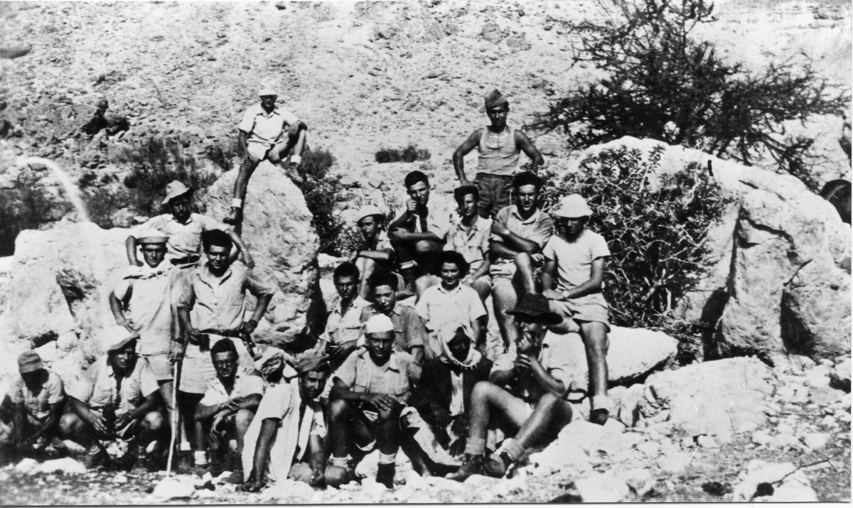 מסע הפלוגה לנגב - מרץ 1947, פלוגה ז פלוגת המטה תיאור התמונה: עין גדי,בהדרכת ה"עז" ובפיקודו של רפי גינצבורג - ה"תרנגול". תמונה קבוצתית של המשתתפים. תאריך צילום: 1947 תמונה