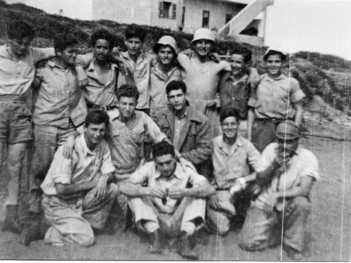 רפי עם חניכיו בפלמ"ח תמונה