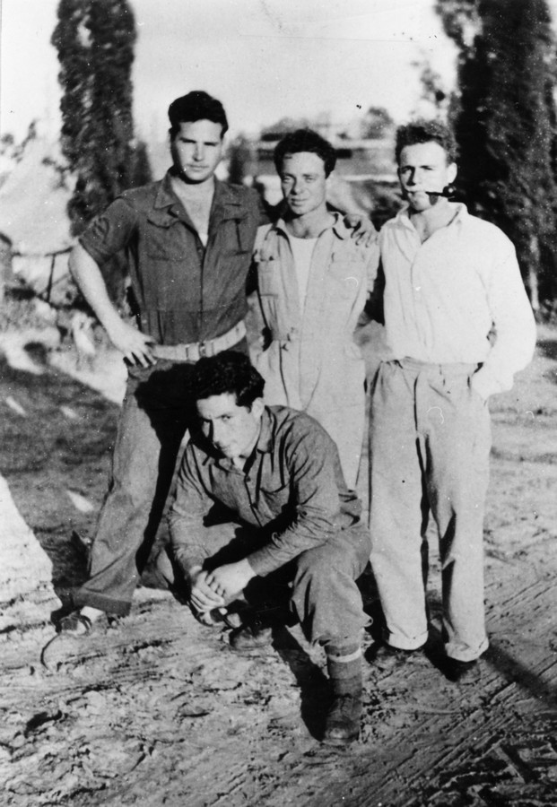 לוחמים בפלוגה - בגבעת חיים, מופיעים בתמונה: יושב למטה: חיים גפן (קונפיטין) תאריך צילום: יוני 1947 תמונה