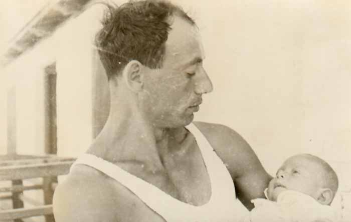 עם בנו עוזי - 1945 תמונה