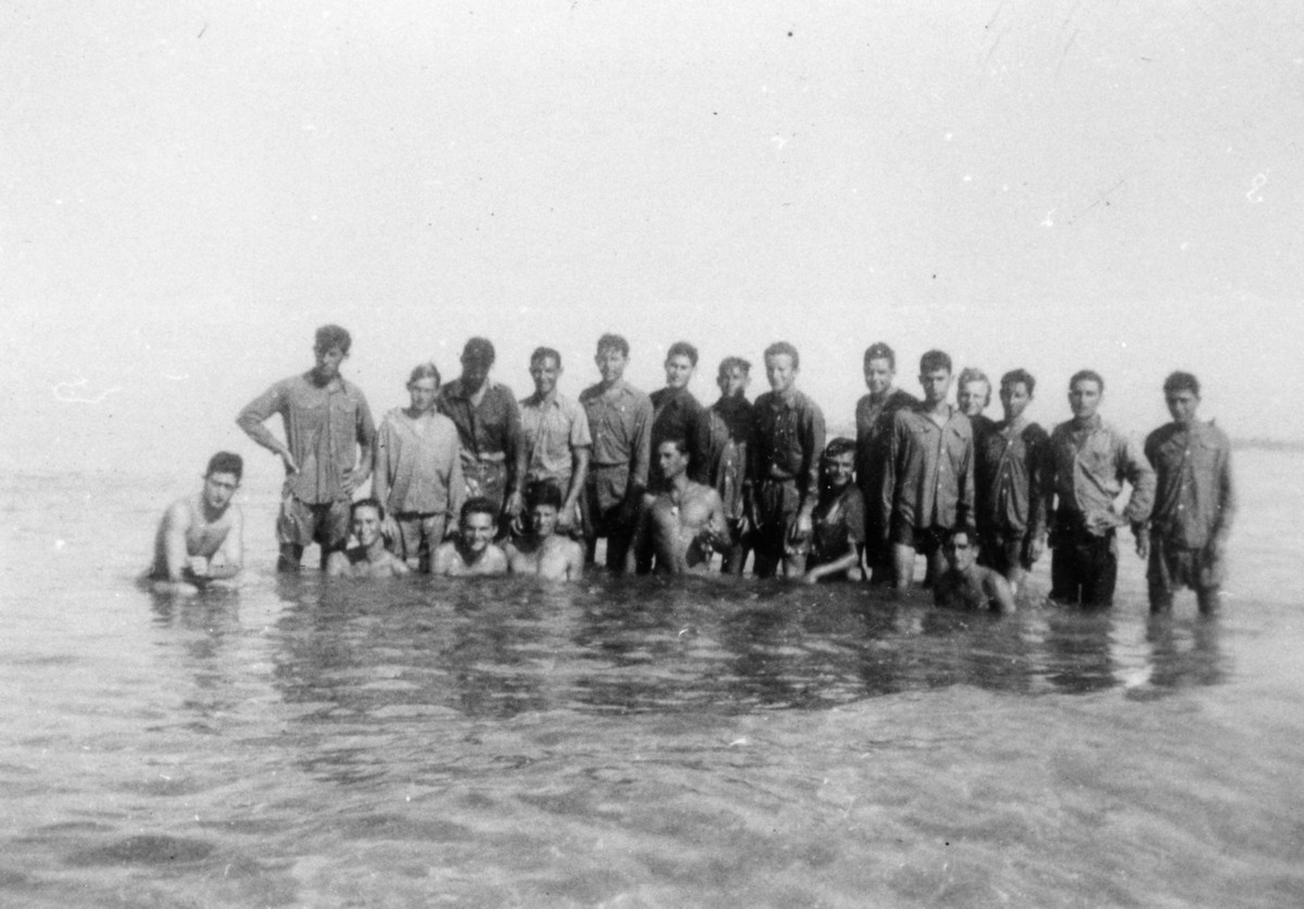 פלוגה ו בגליל ובעמק 1941-1947, תיאור התמונה: הכשרת גדוד ניר – אימוני ספורט שימושי במשמר הים - שחיה ממשמר הים לעכו (בבגדים), מופיעים בתמונה: ניסים משולם, אפרים אורי, צבי שפיגל, חיים שפרוני , נתנאל קוטלר, דב ס, אברהם (ברן) אדן, רפי זילברמן, שאול פנואלי ז"ל, דוד לובלסקי, יגאל הניס, יהודה הל, אברהם זוקלסקי, עזרא אדמתי, גבי, אלי נדב, אריה סלוטקין, מתי רוזנגרטן, נתקבל מ: גרי בוברמן : ת"א תמונה
