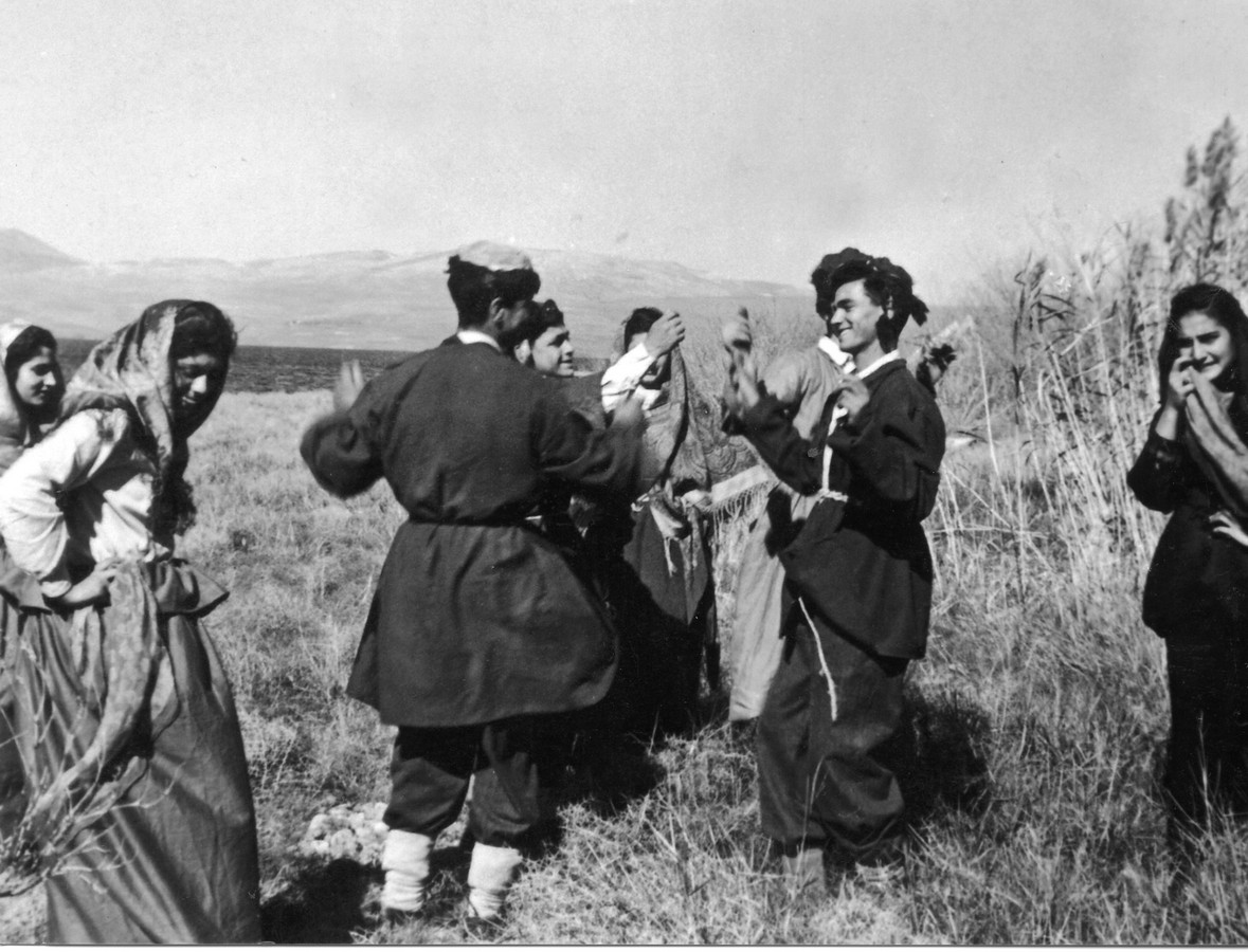 פלוגה ג', הכשרת "אחים" – עין גב וגבעת השלשה. חברים בריקוד שרלה. מופיעים בתמונה: אסתר אג'י, ישראל דורון, כבשני, יהודה, יהודה דנגורי, שושנה בנימיני, יוכבד בן שמואל, רחל הייזלר. תאריך צילום: 1945-6 תמונה