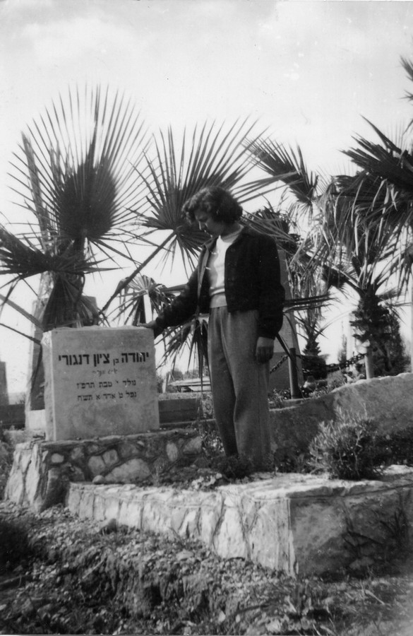 פלוגה ג' - הכשרת "אחים" – עין גב וגבעת השלשה – איבדנו 3 חברים. ליד קברו של יהודה דנגורי ז"ל באיילת השחר. מופיעה בתמונה: אהובה כהן. תאריך צילום: 19.3.50. נתקבל מ: אהובה כהן תמונה