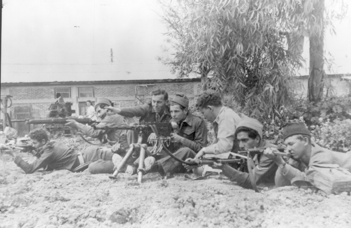 חטיבת יפתח - הגדוד הראשון, תיאור התמונה: כתת הבראונינג אחרי הקרב בקעון, מופיעים בתמונה: דוד זלצר ז"ל, בני בנימיני, יודינקה, יוסקה, המ"כ שלמה אבני (מ"כ), שמואליק, גדליה מונקיה, תאריך צילום: 1948, נתקבל מ: מיכה אסקיו תמונה