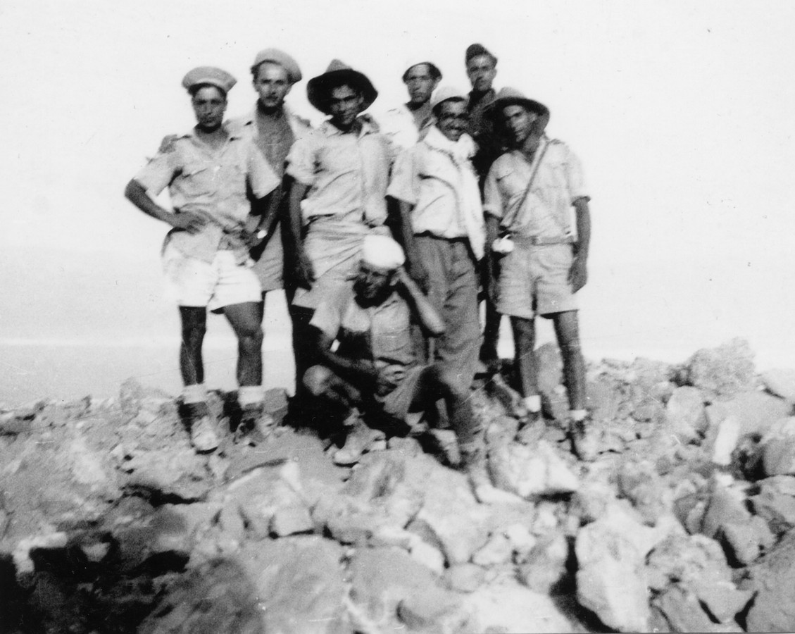 פלוגה ה', תיאור התמונה: על ראש המצדה. מופיעים בתמונה: דודו נוביק, אמנון חביב ז"ל - נהרג בקרב חוליקאת, ברוך צינוביץ, יורה ארצי. תמונה