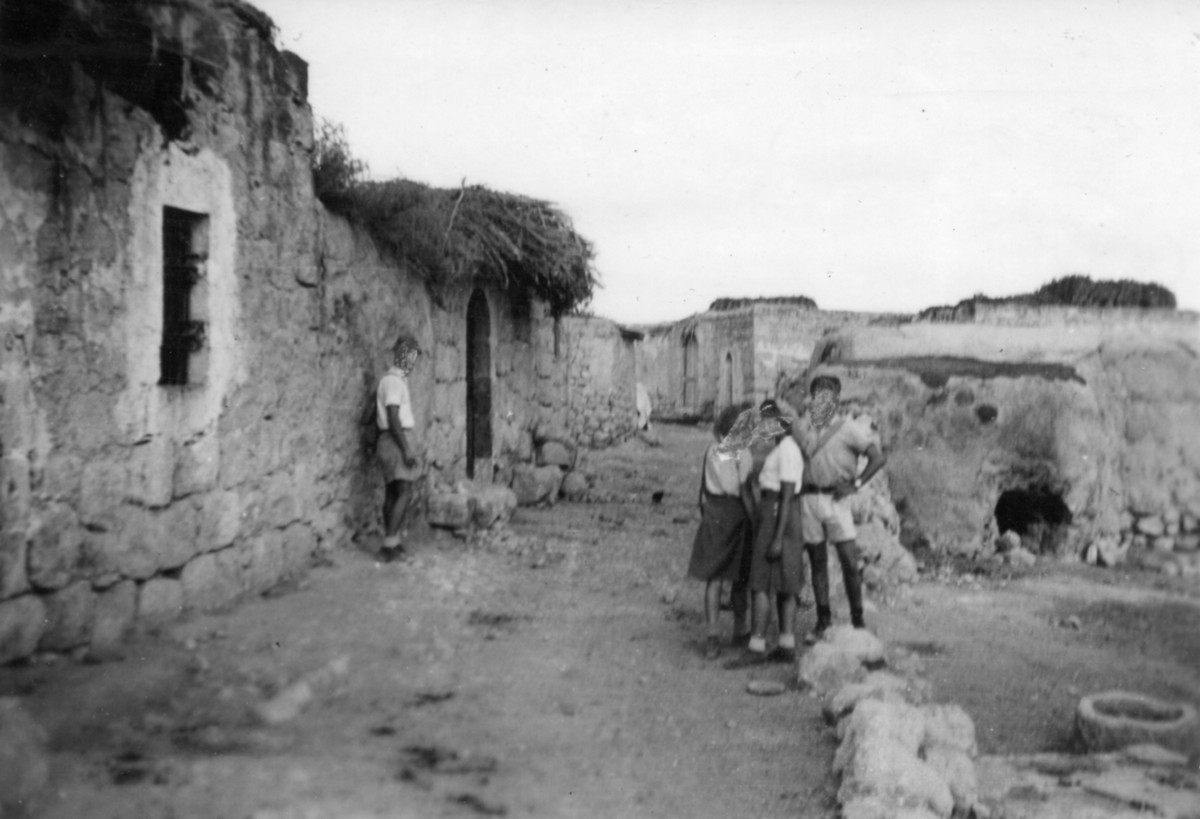 פלוגה ג', הכשרת נען, תיאור התמונה: סיור ברחובות הכפר אל-קובאב לצורך הכנת תיק כפר. מטעמי זהירות טושטשו פני הסיירים, מופיעים בתמונה: יצחק זמיר, גיטה טאובה, זהבה ליטבק, שלום קפלן, תמונה
