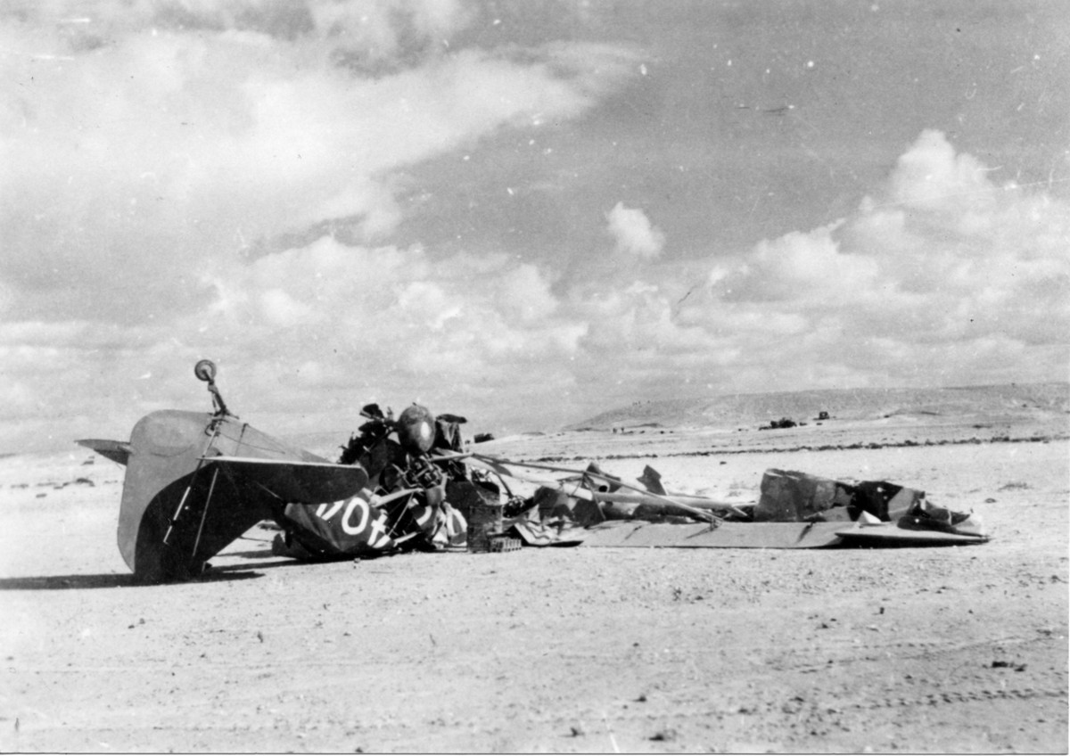 טייסי הפלמ"ח במלחמת השחרור, תיאור התמונה: הפייפר ההרוס של צבי זיבל (צ'יבי) בעוג'ה : 28 בדצמבר 1948, תמונה